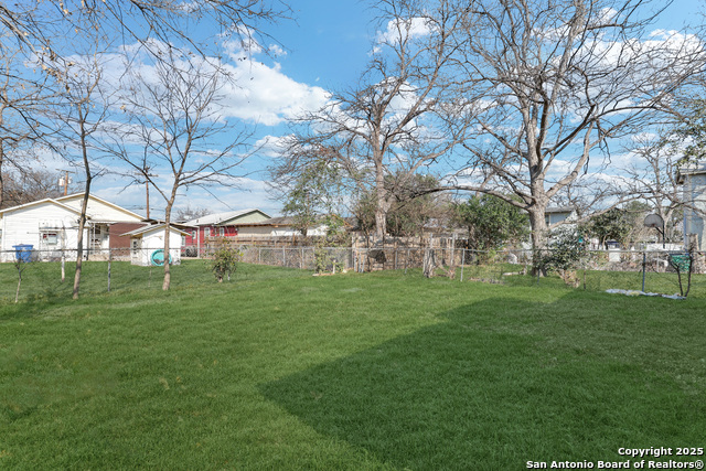 Listing photo id 15 for 4423 Buena Vista