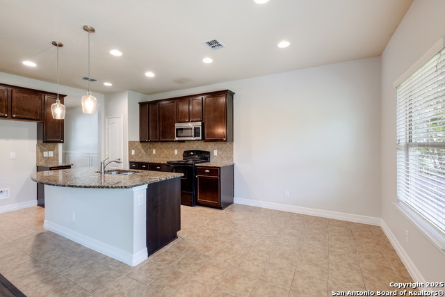 Image 10 of 32 For 915 Oakwood Way