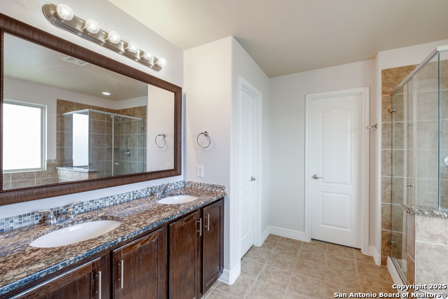 Image 15 of 32 For 915 Oakwood Way
