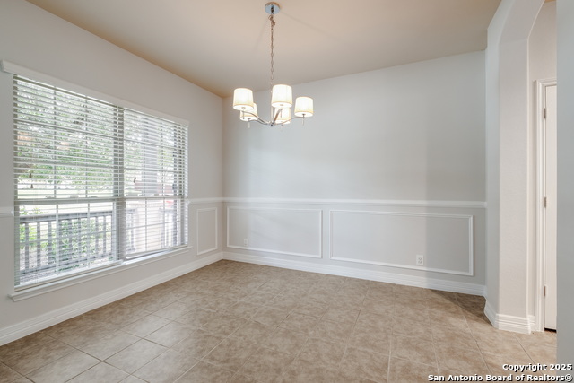 Image 4 of 32 For 915 Oakwood Way