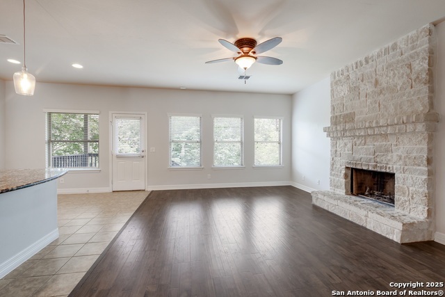 Image 7 of 32 For 915 Oakwood Way