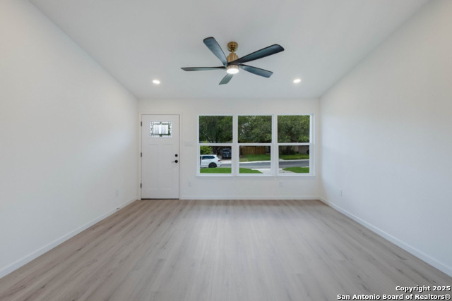 Listing photo id 4 for 523 Gilbert Ln