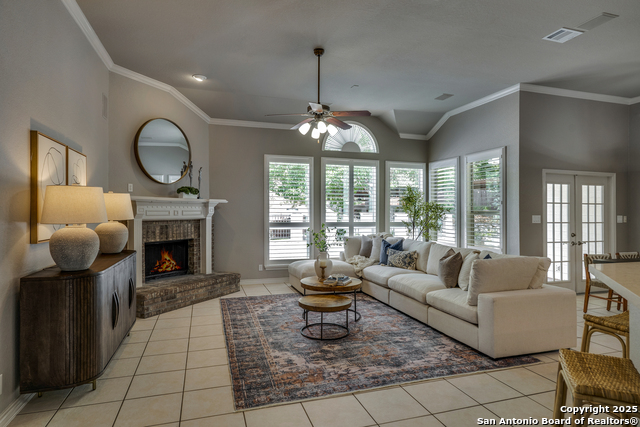 Listing photo id 9 for 8425 Artesia