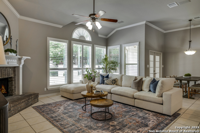 Listing photo id 10 for 8425 Artesia