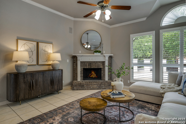 Listing photo id 11 for 8425 Artesia