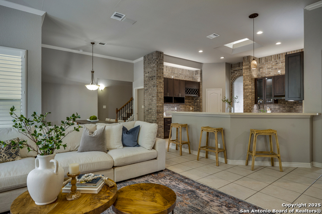Listing photo id 12 for 8425 Artesia