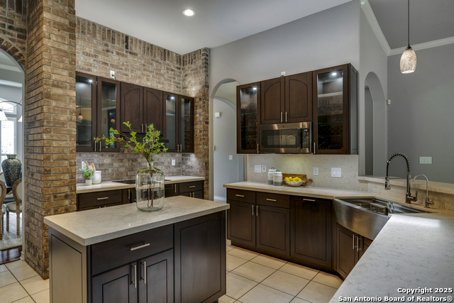Listing photo id 15 for 8425 Artesia