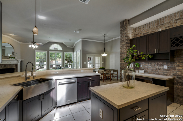 Listing photo id 17 for 8425 Artesia