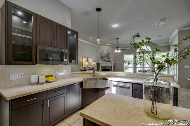 Listing photo id 18 for 8425 Artesia