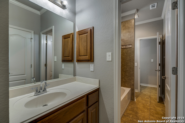Listing photo id 27 for 8425 Artesia