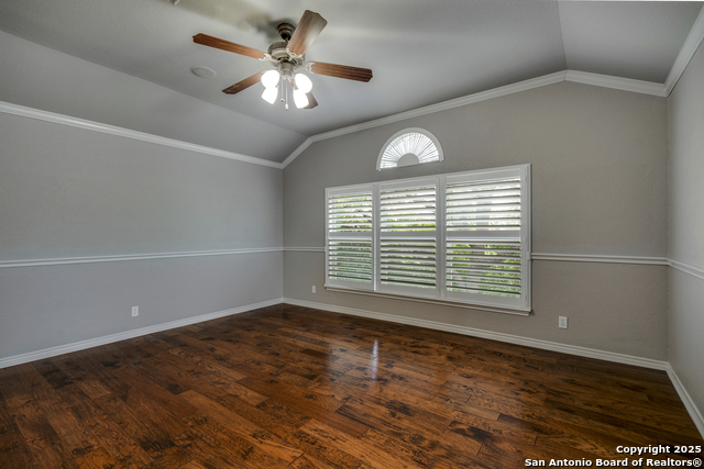 Listing photo id 29 for 8425 Artesia