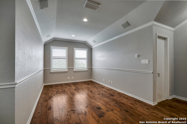 Listing photo id 30 for 8425 Artesia