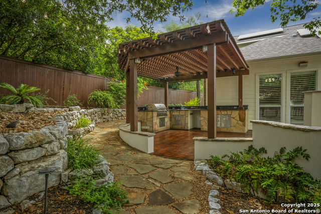 Listing photo id 34 for 8425 Artesia