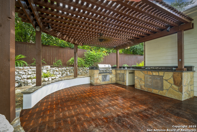 Listing photo id 35 for 8425 Artesia