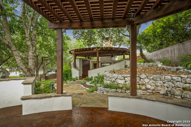 Listing photo id 36 for 8425 Artesia