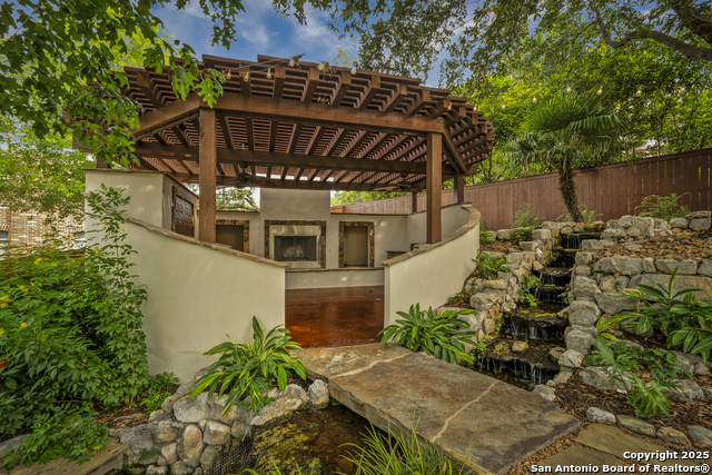 Listing photo id 37 for 8425 Artesia