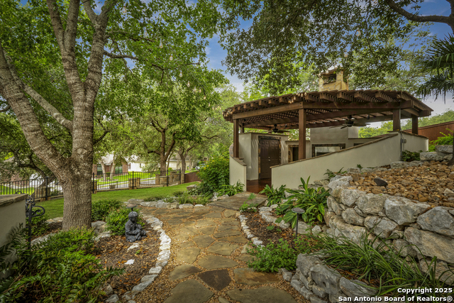 Listing photo id 2 for 8425 Artesia