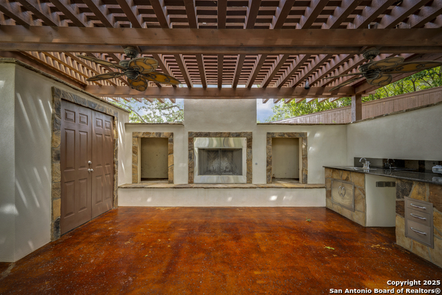 Listing photo id 38 for 8425 Artesia