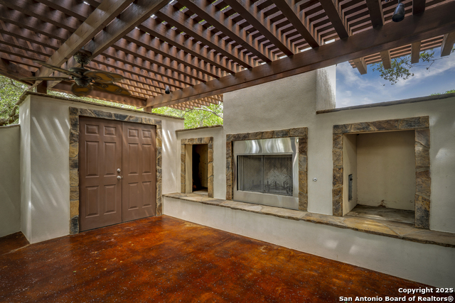 Listing photo id 39 for 8425 Artesia