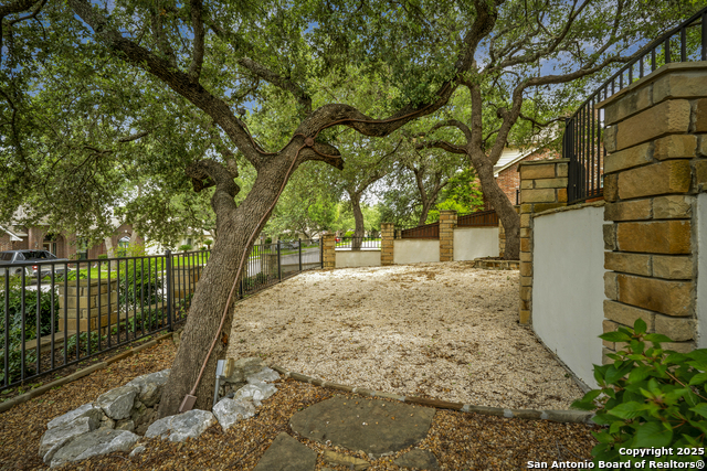 Listing photo id 46 for 8425 Artesia