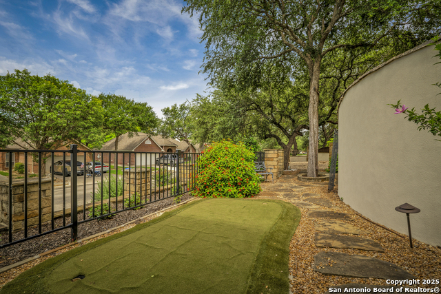 Listing photo id 47 for 8425 Artesia