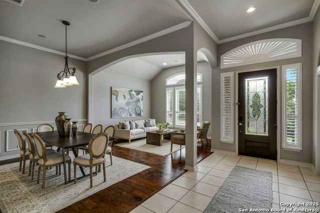 Listing photo id 3 for 8425 Artesia
