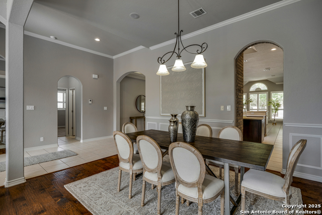 Listing photo id 5 for 8425 Artesia