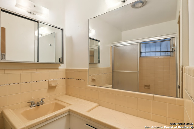 Image 17 of 31 For 727 Mittman S