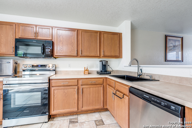 Listing photo id 12 for 902 Absolon Farm