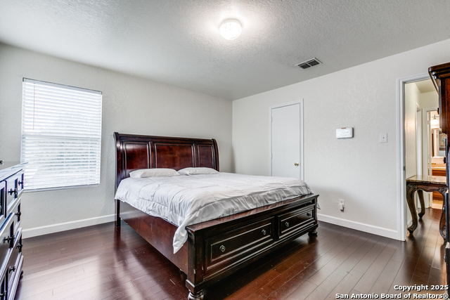 Listing photo id 16 for 902 Absolon Farm