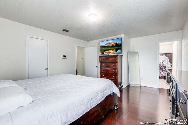 Listing photo id 17 for 902 Absolon Farm