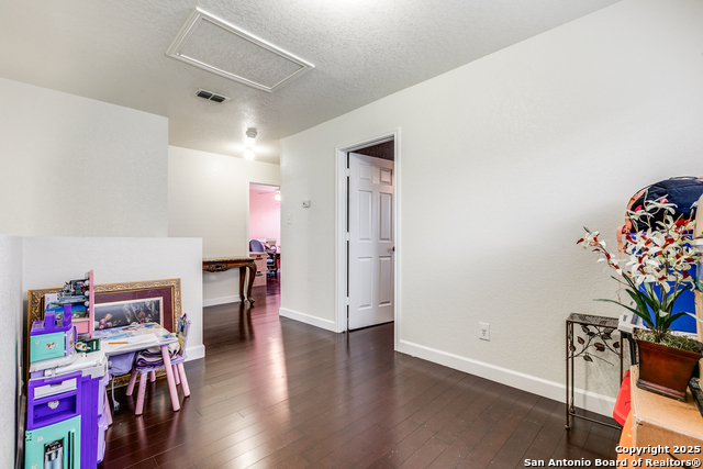 Listing photo id 22 for 902 Absolon Farm