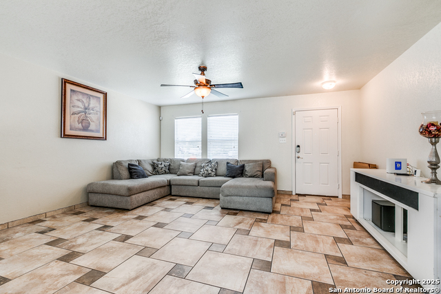 Listing photo id 3 for 902 Absolon Farm