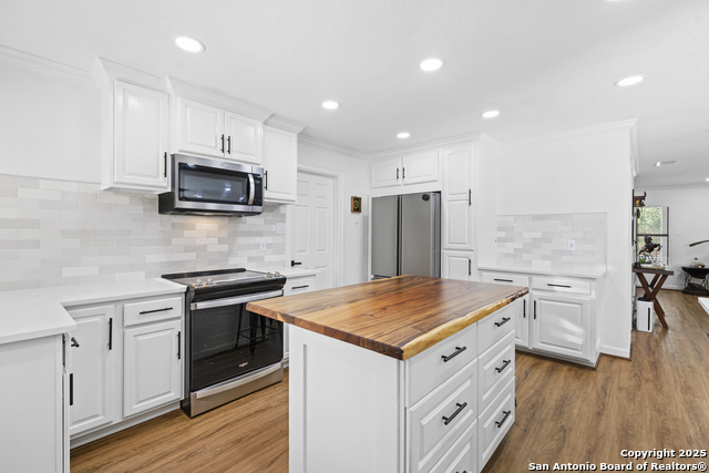 Listing photo id 8 for 13423 Forum  