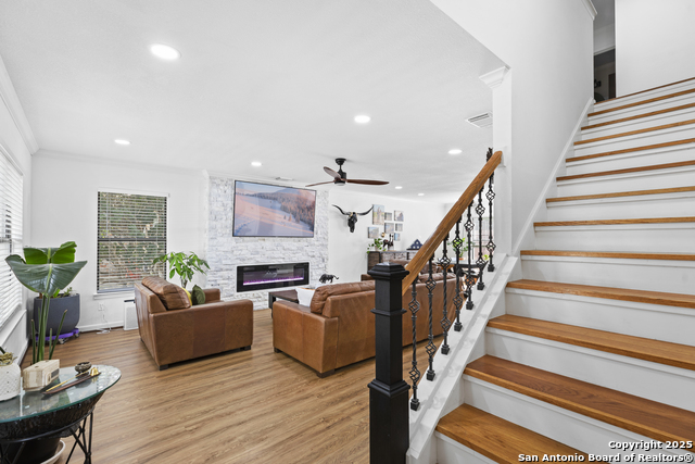 Listing photo id 1 for 13423 Forum  