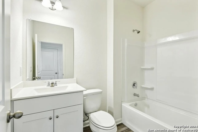 Listing photo id 0 for 5215 Thistle Place