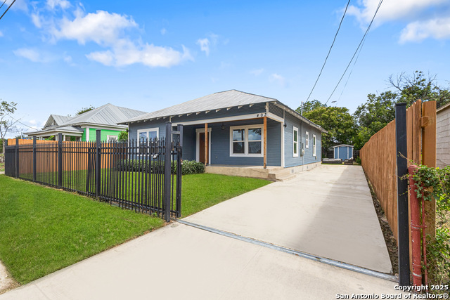 Listing photo id 0 for 403 Givens