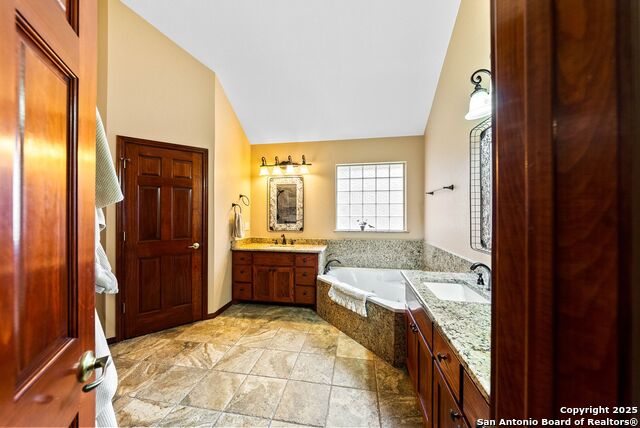 Listing photo id 20 for 2250 Providence