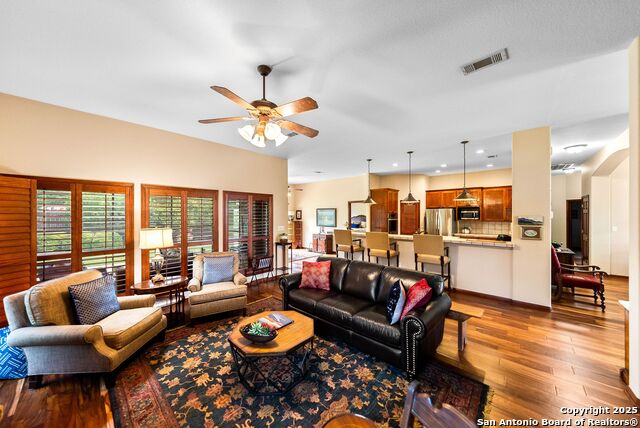Listing photo id 5 for 2250 Providence