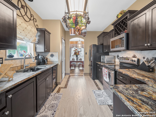Listing photo id 10 for 4443 Canary Bnd