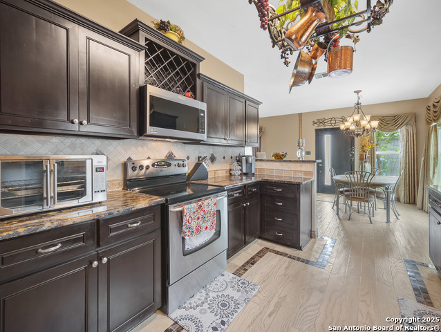 Listing photo id 11 for 4443 Canary Bnd