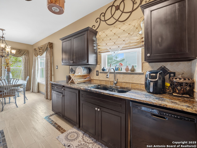 Listing photo id 12 for 4443 Canary Bnd
