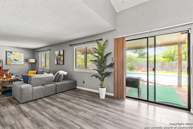 Listing photo id 9 for 13914 Woodbreeze