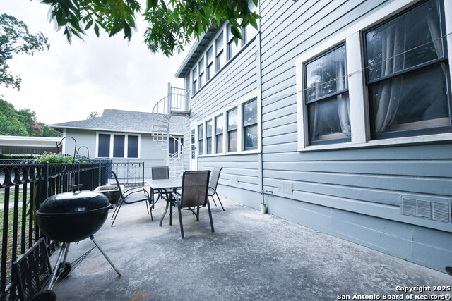 Image 31 of 39 For 608 Mulberry Ave E
