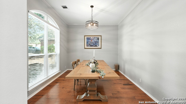 Listing photo id 3 for 2448 Woodbridge Way