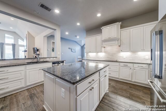 Listing photo id 11 for 7955 Valley Crest