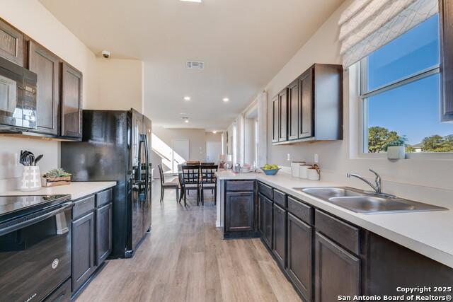 Listing photo id 8 for 3926 Somerset Shade