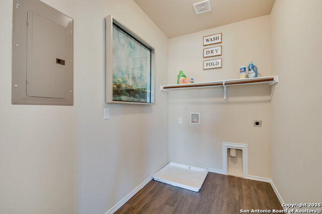 Listing photo id 13 for 3926 Somerset Shade