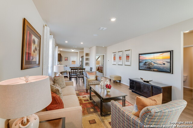 Listing photo id 2 for 3926 Somerset Shade
