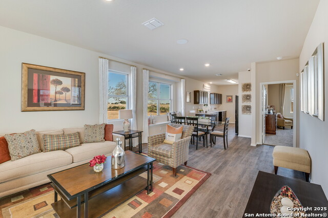 Listing photo id 3 for 3926 Somerset Shade